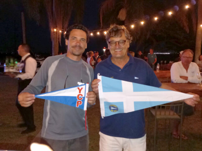 Intercambio de Gallardetes con el Comodoro del club organizador.