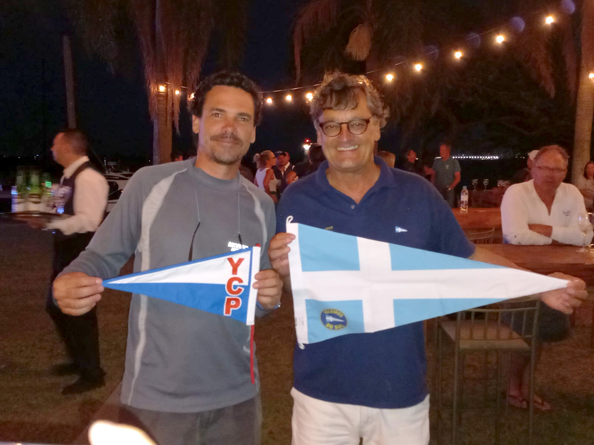 Intercambio de Gallardetes con el Comodoro del club organizador.